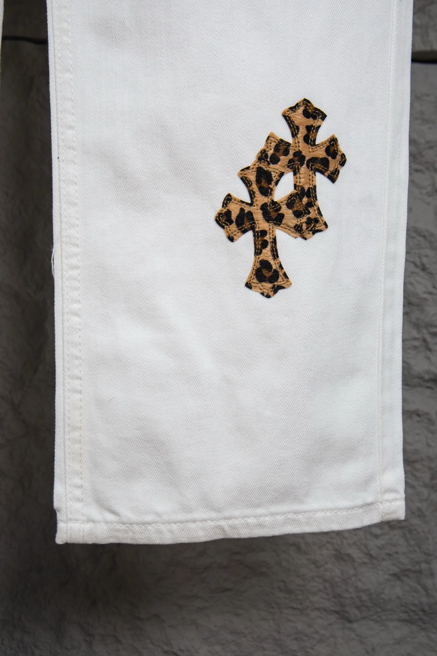 P260 Top version CH Chromehearts 2025 new Mattyboy hand-painted custom CH painted graffiti leopard print cross patchwork leather jeans jeans top ceiling quality styles with different washed textures, very friendly to people with thin legs and thick legs, the straight and loose version is very flattering to the leg shape. Moderate length that never goes out of style, easy and casual to match, basic styling for various styles, a must-have in the wardrobe! The fabric is stiff but also makes the upper body soft without losing texture. The washing process is even more perfect. It is a must-have item for everyone! ! ! Washed wheat, hang tag, pants label, three complete labels, color: white, size: 28, 30, 32, 34